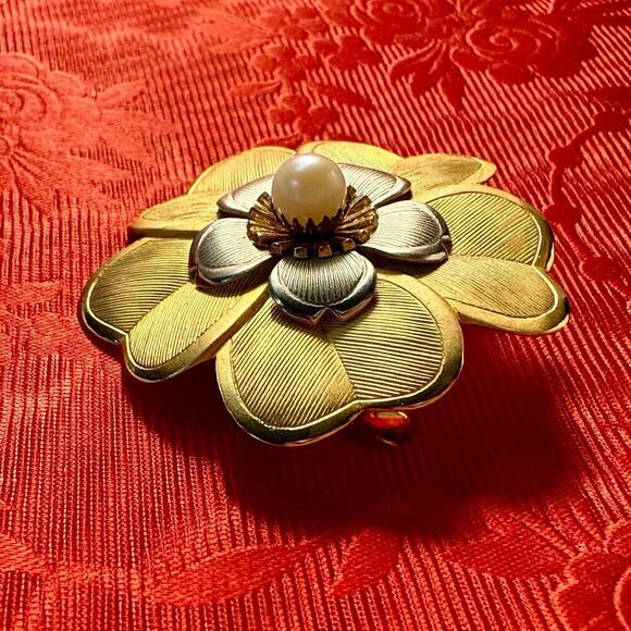 VTG Gold Tone Silver Tone Petals Pearl Flower Brooch Pin Retro 50’s Classic - Picture 3 of 11